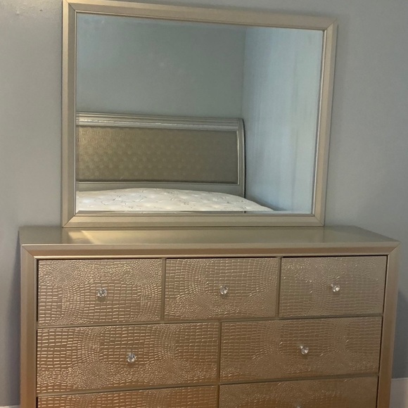 Silver bedroom vanity and dresser (pick up)